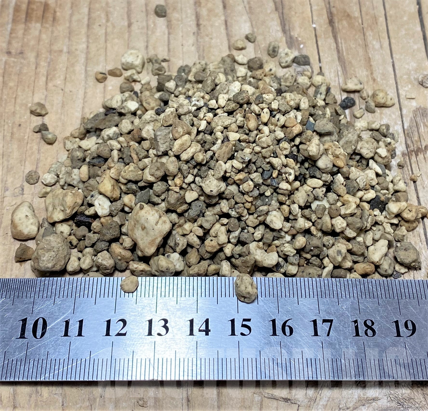 SF012 Volcanic pumice 2-8mm; 5 kg